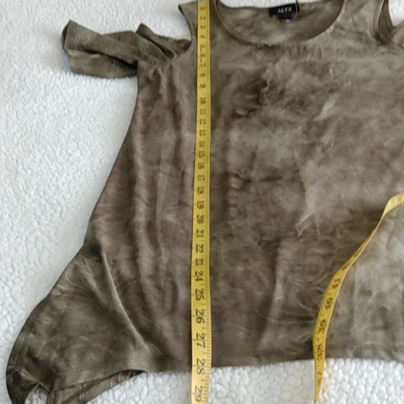 🎃 ALYX green cold shoulder blouse w/ lightly textured floral pattern - Picture 11 of 12